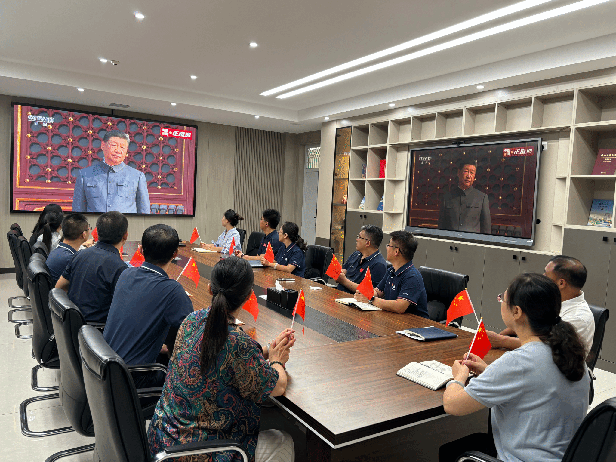 燕山大学西里西亚智能科学与工程学院党委组织师生收听收看纪念中国人民抗日战争暨世界反法西斯战争胜利 80 周年阅兵式活动